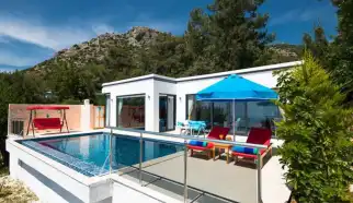 Вілла Conservative Luxury Rental Honeymoon Villa Romeo, розташована в селі Калкан Узумлю, має критий басейн з підігрівом і одну спальню для двох осіб.